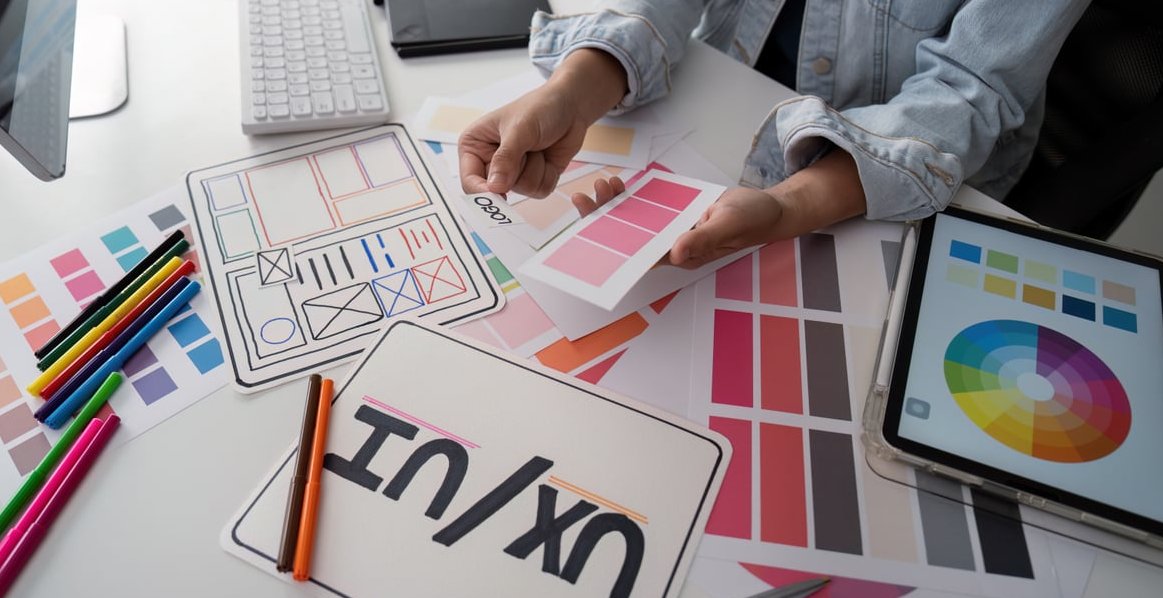 freelance designer logo sketch